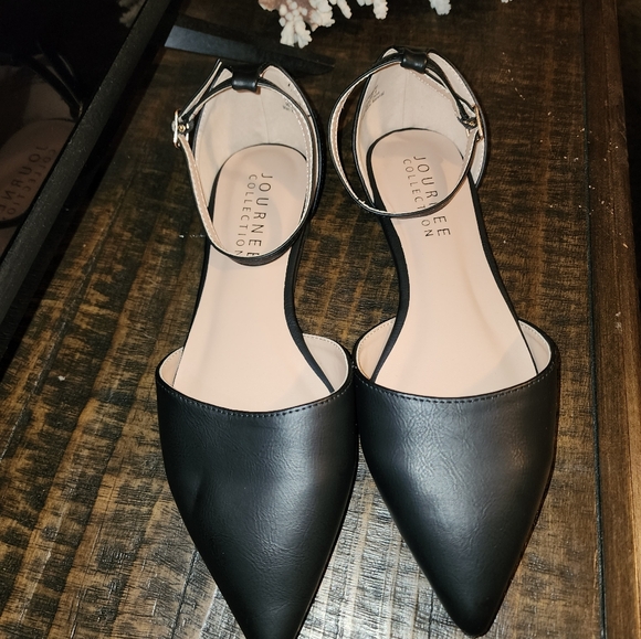 Journee Collection Shoes - New Journee Collection black pointed toe flats